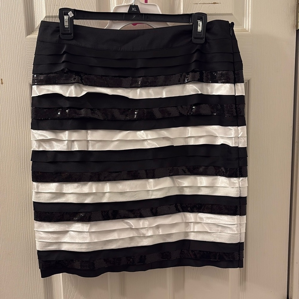 White House Black Market Skirt. Size 8